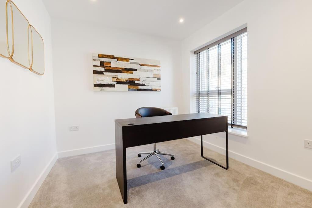 4-Level Luxury 2 Bedroom House Sleeps 6, Rooftop, Harry P & Free Parking Watford  Buitenkant foto
