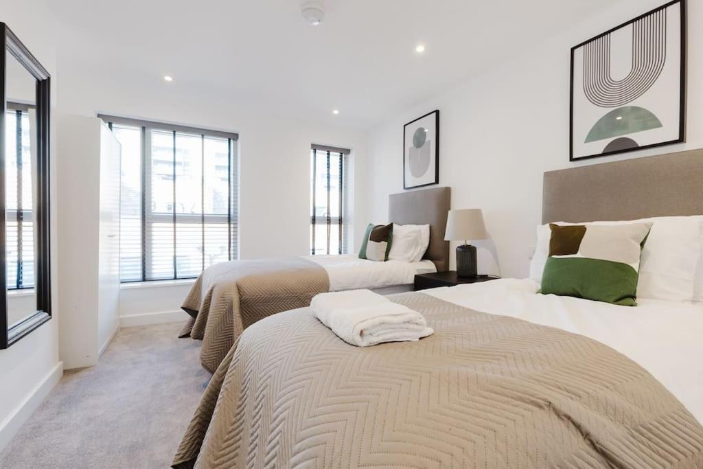 4-Level Luxury 2 Bedroom House Sleeps 6, Rooftop, Harry P & Free Parking Watford  Buitenkant foto