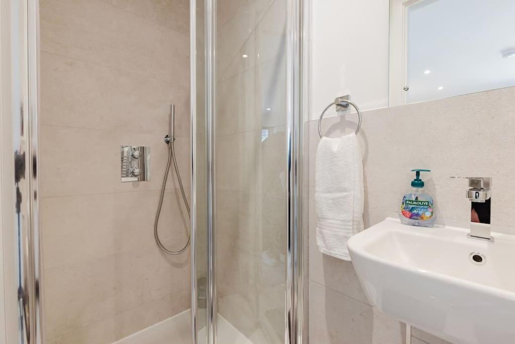 4-Level Luxury 2 Bedroom House Sleeps 6, Rooftop, Harry P & Free Parking Watford  Buitenkant foto