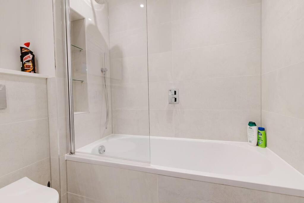 4-Level Luxury 2 Bedroom House Sleeps 6, Rooftop, Harry P & Free Parking Watford  Buitenkant foto