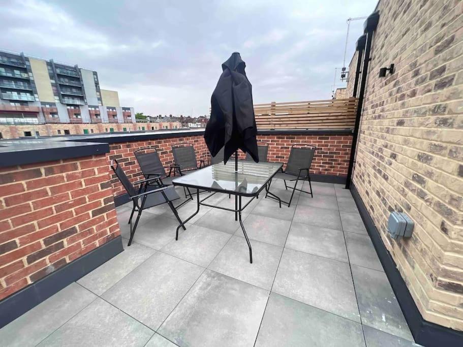4-Level Luxury 2 Bedroom House Sleeps 6, Rooftop, Harry P & Free Parking Watford  Buitenkant foto